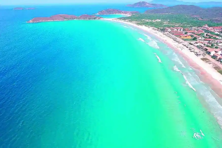 AGUAS CRISTALINAS. El mar de Arraial do Cabo parece sacado de un cuadro. / CENTRALBUZIOS