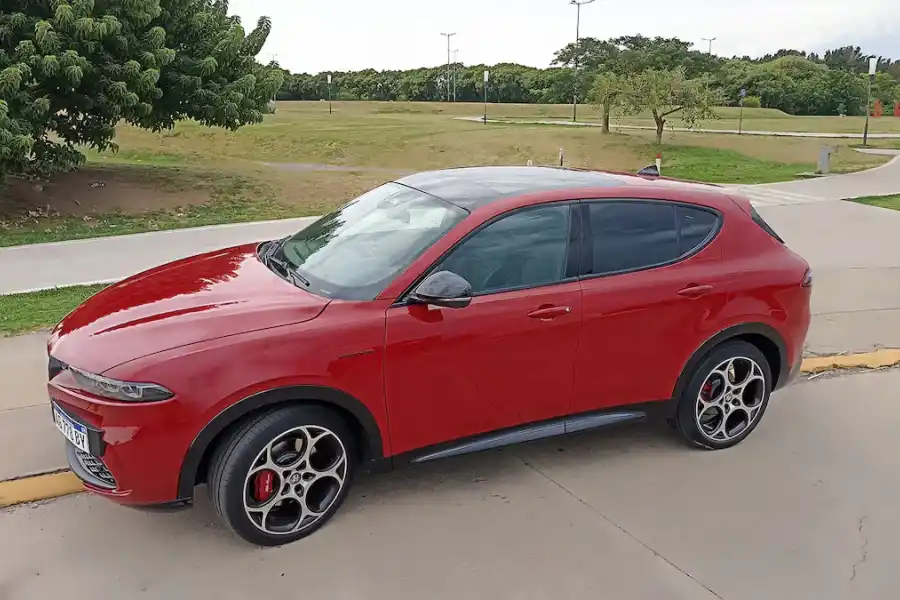 El Alfa Romeo Tonale llegó en 2024 y se presenta en versiones naftera, microhíbrida e híbrida enchufable.
