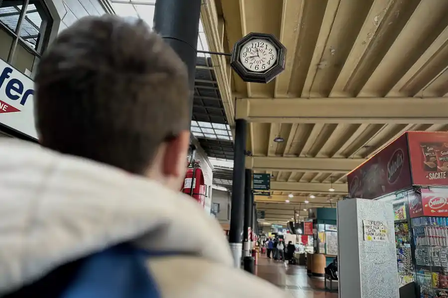 UNA DECISIÓN FIRME. Nahuel tomó un colectivo de 13 horas para ver a su novia porque cuando se ama las distancias están en último plano. / PROYECTO FOTOGRÁFICO RETRATO DE UNA SEPARACIÓN.