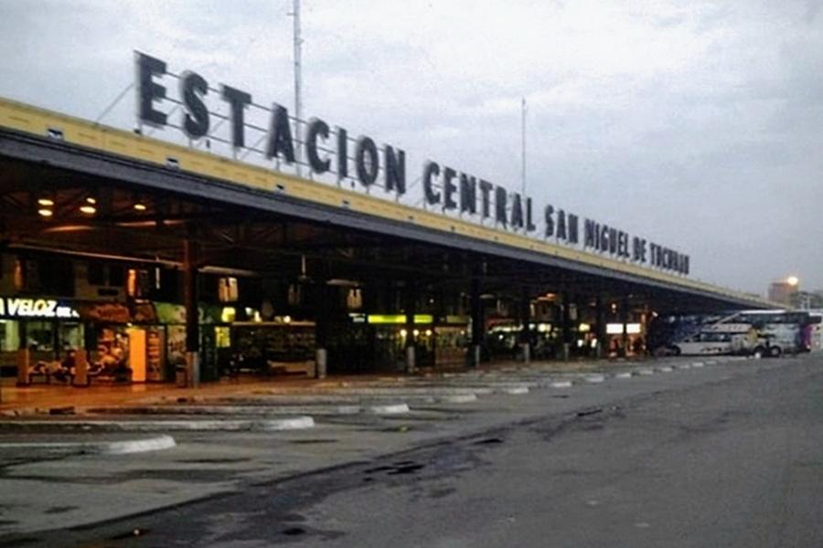 PUNTO DE INICIO DE MUCHAS AVENTURAS. La Terminal de Ómnibus de Tucumán sin dudas conoció a los locos más enamorados. / PROYECTO FOTOGRÁFICO RETRATO DE UNA SEPARACIÓN.