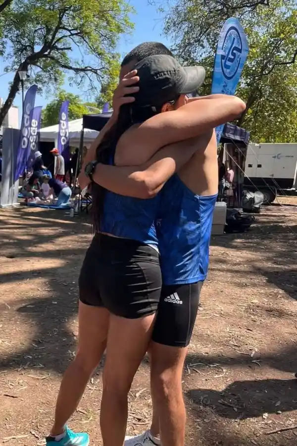 SOSTÉN. El abrazo luego de haberlo dado todo hasta la meta.