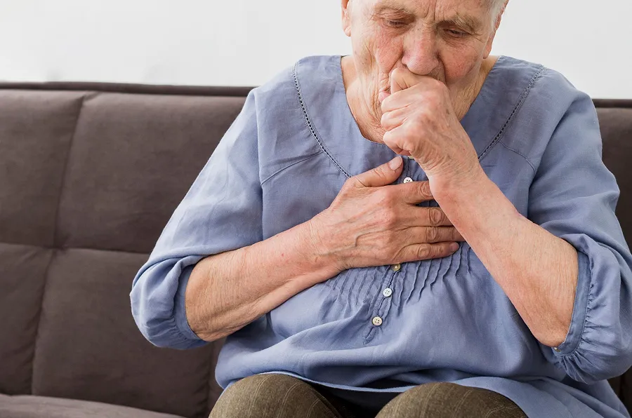 Los adultos mayores y los niños son más propensos a tener bronquitis.