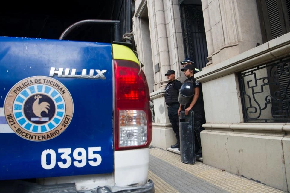 EN EL CENTRO. Los oficiales custodian la entrada y esperan a la Federal.  