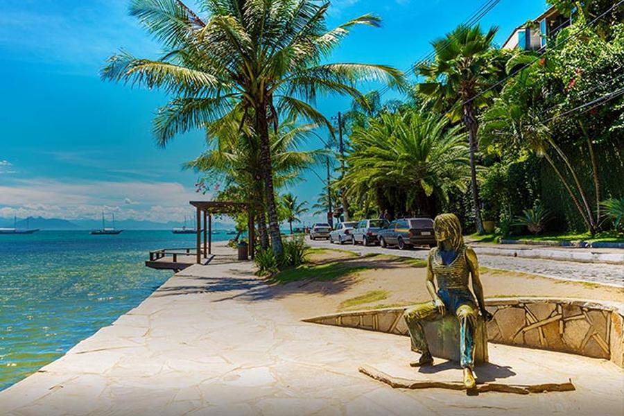 HOMENAJE A LA ACTRIZ. Brigitte Bardot tiene un reconocimiento por haber hecho conocido el pueblo. / PERFEITURA DE BUZIOS