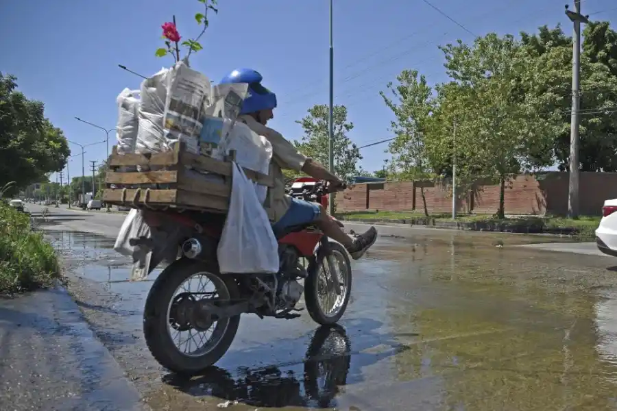 SUCIEDAD. Los motociclistas terminan todos salpicados de aguas servidas.