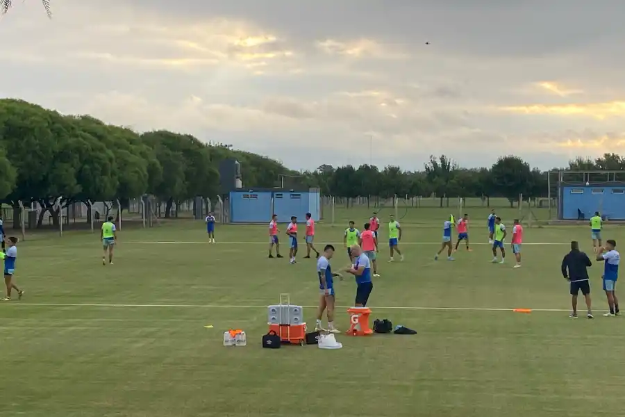 Atlético Tucumán se entrenó en tierras cordobesas a la espera del cruce de mañana con Talleres