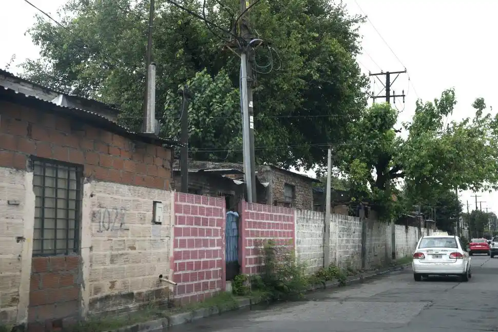 Avenida Sarmiento y Marco Avellaneda: el asentamiento que a nadie parece importarle