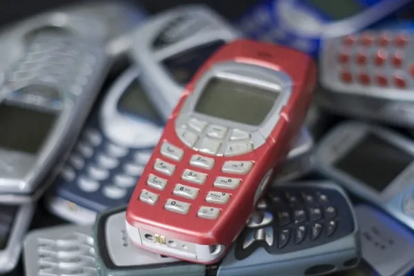 Coleccionistas pagan fortunas por celulares antiguos