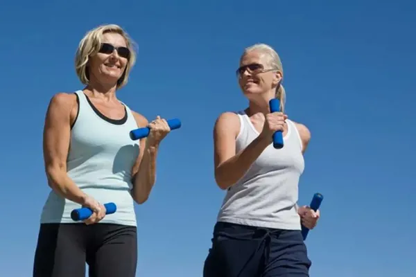 Cuánto tiempo deben hacer ejercicio las personas mayores de 50 años?