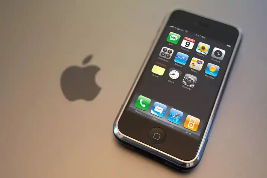 El iPhone 1  introdujo el sistema operativo iOS