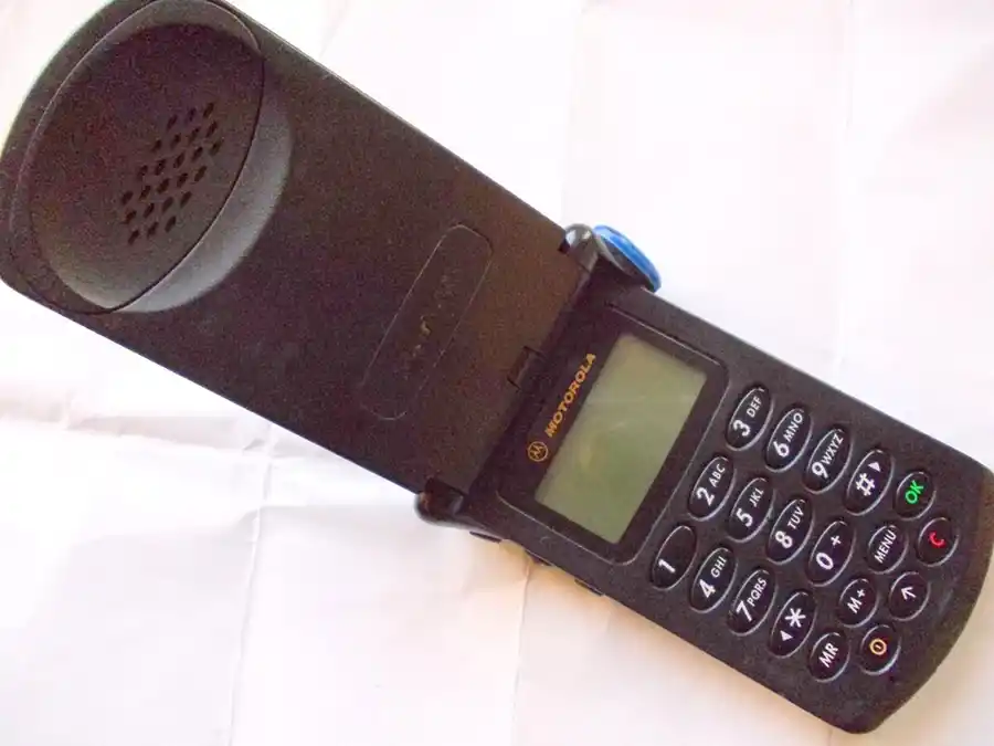 Coleccionistas pagan hasta 450 dólares por el Motorola StarTAC 130 (1996)