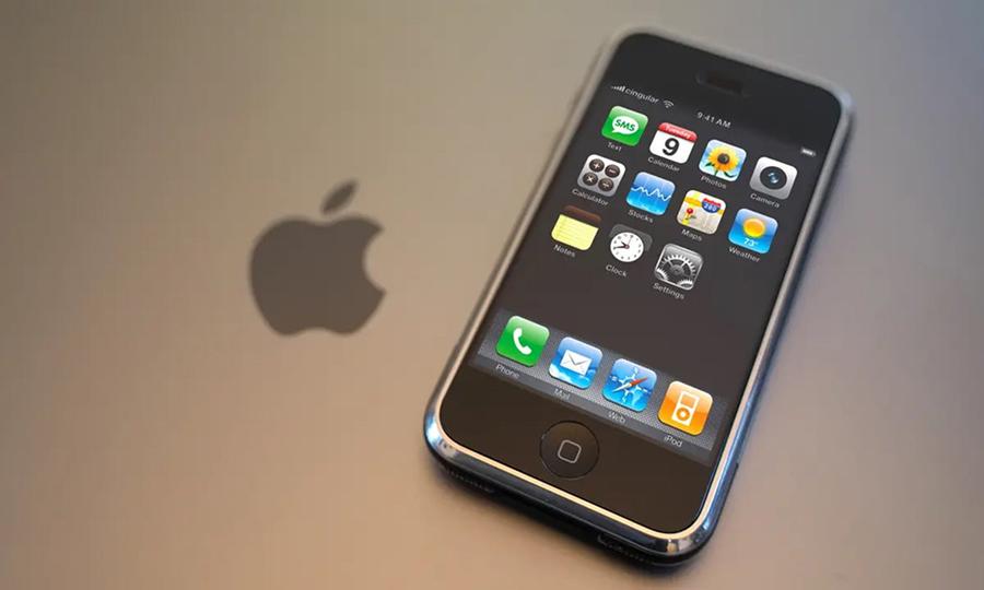 El iPhone 1  introdujo el sistema operativo iOS