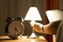 ¿Hasta qué hora es seguro trasnochar? El horario límite para dormir sin afectar tu salud mental