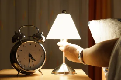 ¿Hasta qué hora es seguro trasnochar? El horario límite para dormir sin afectar tu salud mental