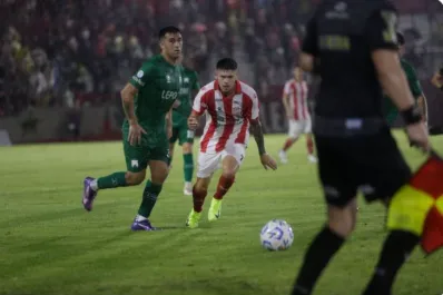 San Martín de Tucumán venció a Ferro con un gol de cabeza de Pino en el último minuto de juego y con un hombre menos