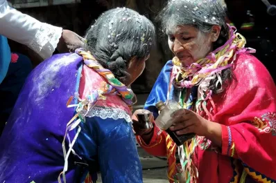 Carnaval 2025: cuándo es y qué se hace el Jueves de Comadres