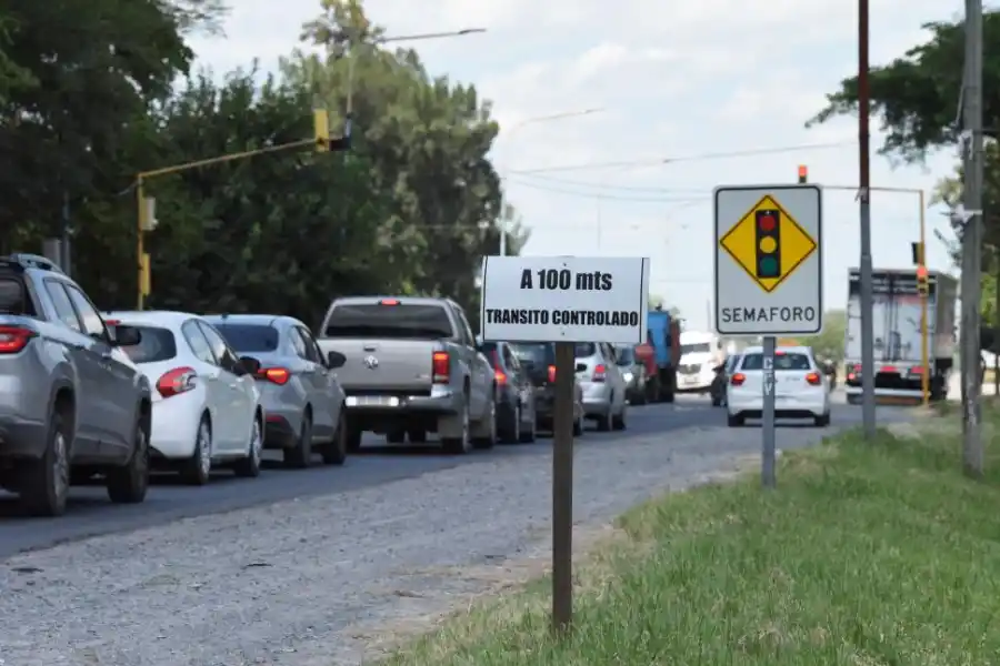 EN LULES. “Tránsito controlado” dice el cartel sobre las cámaras.