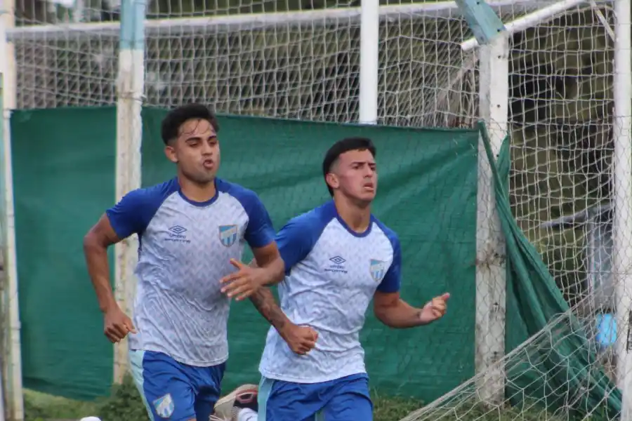 DEL CLUB. Rodrigo Granillo e Ignacio Cuello son dos de los futbolistas que firmaron su primer contrato para esta temporada.