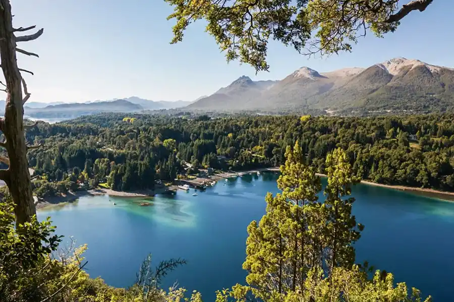 EN LA CIMA. Villa La Angostura es la mejor ciudad para reducir el estrés, según la IA. / VILLA LA ANGOSTURA TURISMO