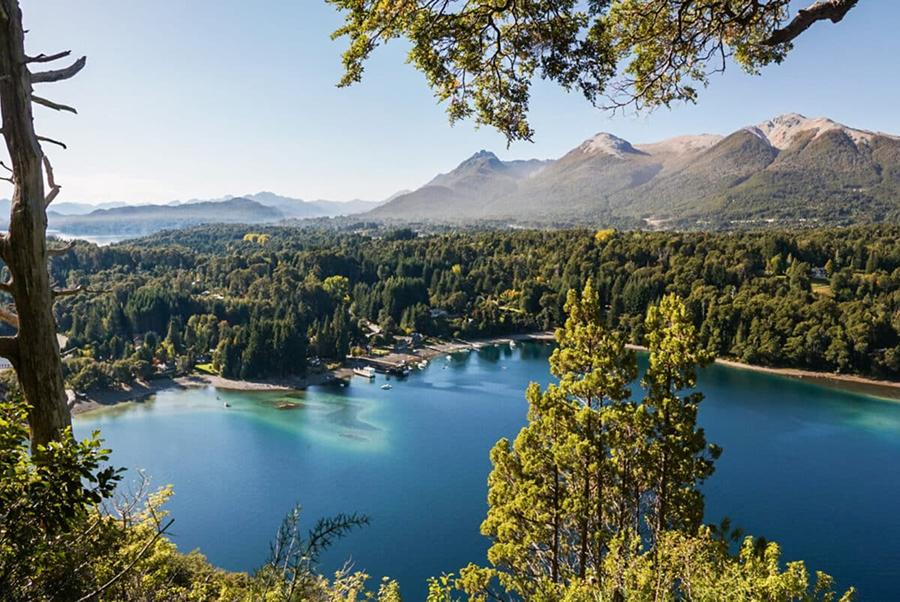 EN LA CIMA. Villa La Angostura es la mejor ciudad para reducir el estrés, según la IA. / VILLA LA ANGOSTURA TURISMO