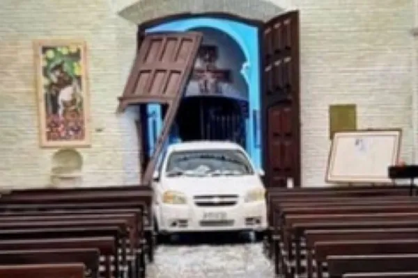 Se descompuso al volante e incrustó su auto contra una iglesia
