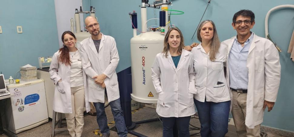 LOS INTEGRANTES DEL GRUPO Y SUS FUNCIONES. En el área de trabajo del Laboratorio de Integración y Servicios Analíticos (LISA, de doble dependencia Conicet-UNT) confluyen numerosos científicos. Los doctores Miguel Gilabert y Lilian Di Toto Blessing, y la licenciada Rocío Figueroa son a la vez docentes de la catédra de Química Orgánica IIII en la Facultad de Bioquímica, Química y Farmacia de la UNT. En tanto, el doctor Mauricio Cattáneo y los licenciados Federico Arrighi y Cecilia Esquivel forman parte del grupo de investigadores del Conicet, el primero de ellos como Responsable Científico de la unidad (ausente en la foto).  