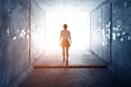 Qué significa soñar con personas muertas que aparecen como si estuvieran vivas