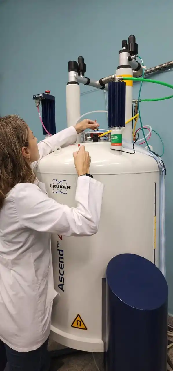 LA MUESTRA SE CARGA EN EL EQUIPO. Lo hace la licenciada Esquivel.