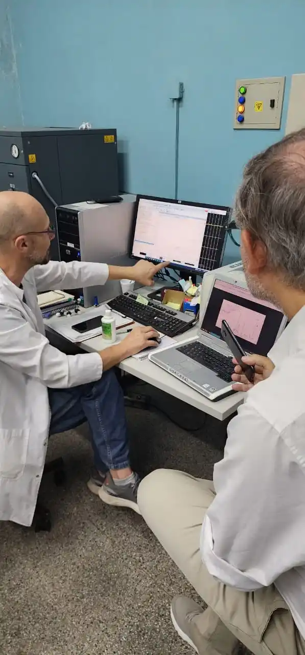 EL ANÁLISIS DE LOS DATOS. Los ve en la pantalla el doctor Gilabert.