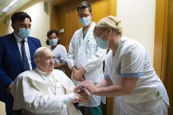 El papa Francisco cumple una semana de internación y pasó una noche tranquila
