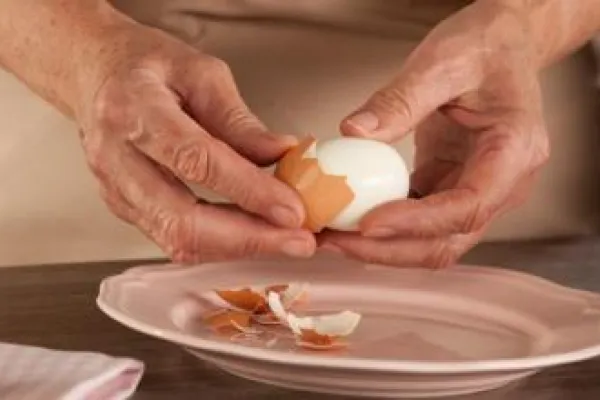 ¿Cómo pelar la cáscara de huevo? el truco de cocina para hacerlo en segundos