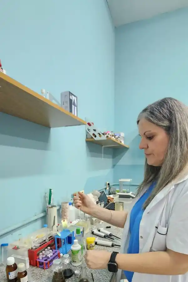 LA TOMA DE LAS MUESTRAS. A cargo de la doctora Di Toto Blessing.
