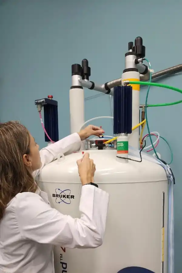 LA MUESTRA SE CARGA EN EL EQUIPO. Lo hace la licenciada Esquivel.