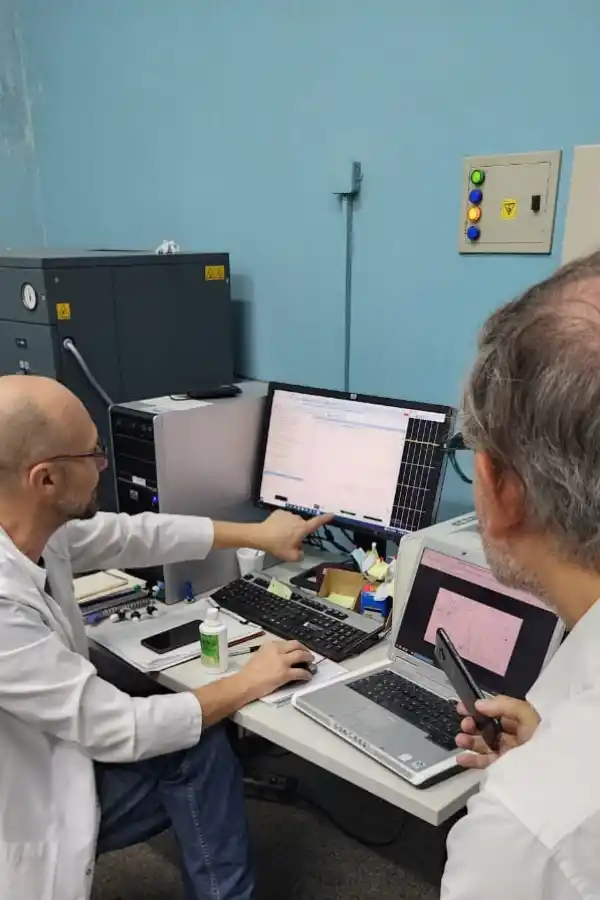 EL ANÁLISIS DE LOS DATOS. Los ve en la pantalla el doctor Gilabert.