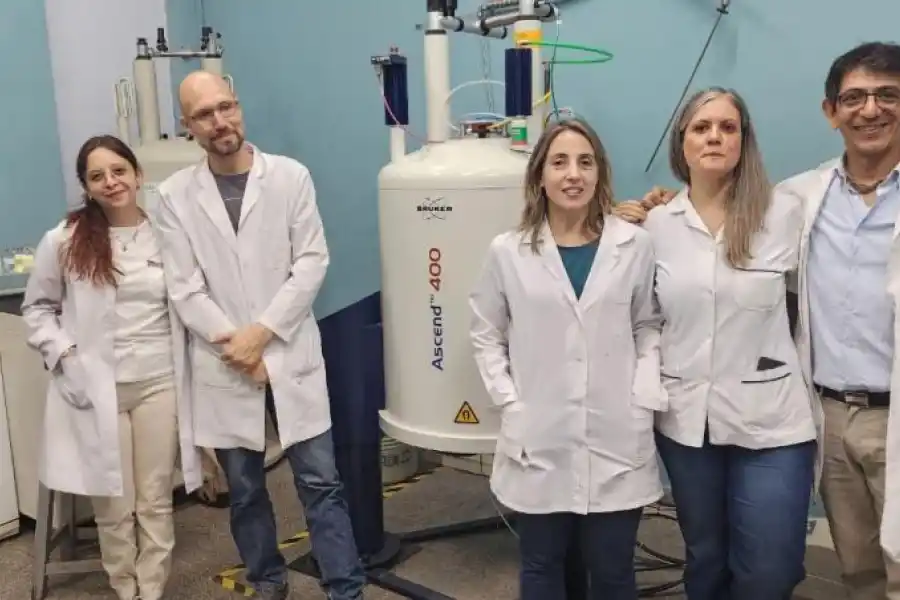 LOS INTEGRANTES DEL GRUPO Y SUS FUNCIONES. En el área de trabajo del Laboratorio de Integración y Servicios Analíticos (LISA, de doble dependencia Conicet-UNT) confluyen numerosos científicos. Los doctores Miguel Gilabert y Lilian Di Toto Blessing, y la licenciada Rocío Figueroa son a la vez docentes de la catédra de Química Orgánica IIII en la Facultad de Bioquímica, Química y Farmacia de la UNT. En tanto, el doctor Mauricio Cattáneo y los licenciados Federico Arrighi y Cecilia Esquivel forman parte del grupo de investigadores del Conicet, el primero de ellos como Responsable Científico de la unidad (ausente en la foto).  