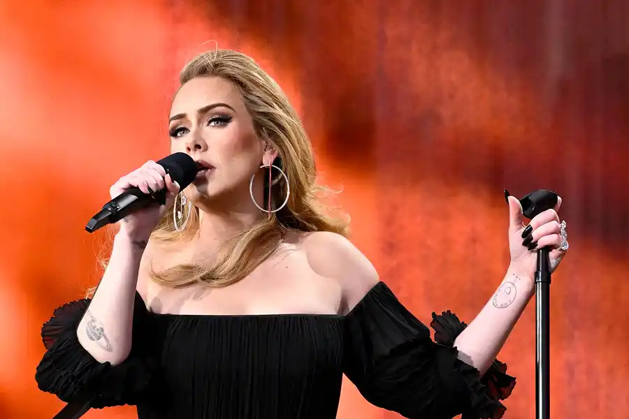 Aseguran que Adele demandó por plagio a Ángela Aguilar