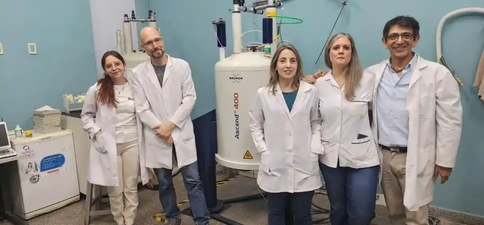 LOS INTEGRANTES DEL GRUPO Y SUS FUNCIONES. En el área de trabajo del Laboratorio de Integración y Servicios Analíticos (LISA, de doble dependencia Conicet-UNT) confluyen numerosos científicos. Los doctores Miguel Gilabert y Lilian Di Toto Blessing, y la licenciada Rocío Figueroa son a la vez docentes de la catédra de Química Orgánica IIII en la Facultad de Bioquímica, Química y Farmacia de la UNT. En tanto, el doctor Mauricio Cattáneo y los licenciados Federico Arrighi y Cecilia Esquivel forman parte del grupo de investigadores del Conicet, el primero de ellos como Responsable Científico de la unidad (ausente en la foto).  