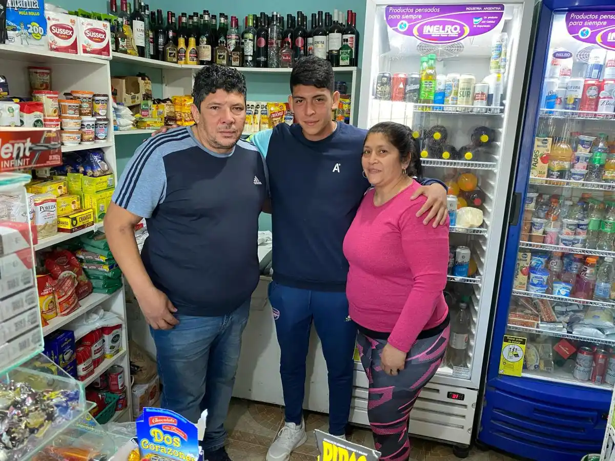 OTRO PASATIEMPO. Rodríguez posa con sus padres en el drugstore de su abuela, ubicado en Ohuanta.