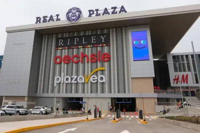 Al menos tres personas muertas y 79 heridas por el colapso del techo de un centro comercial