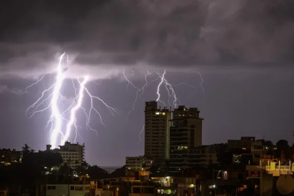 ¿Por qué no deberías bañarte durante una tormenta eléctrica?