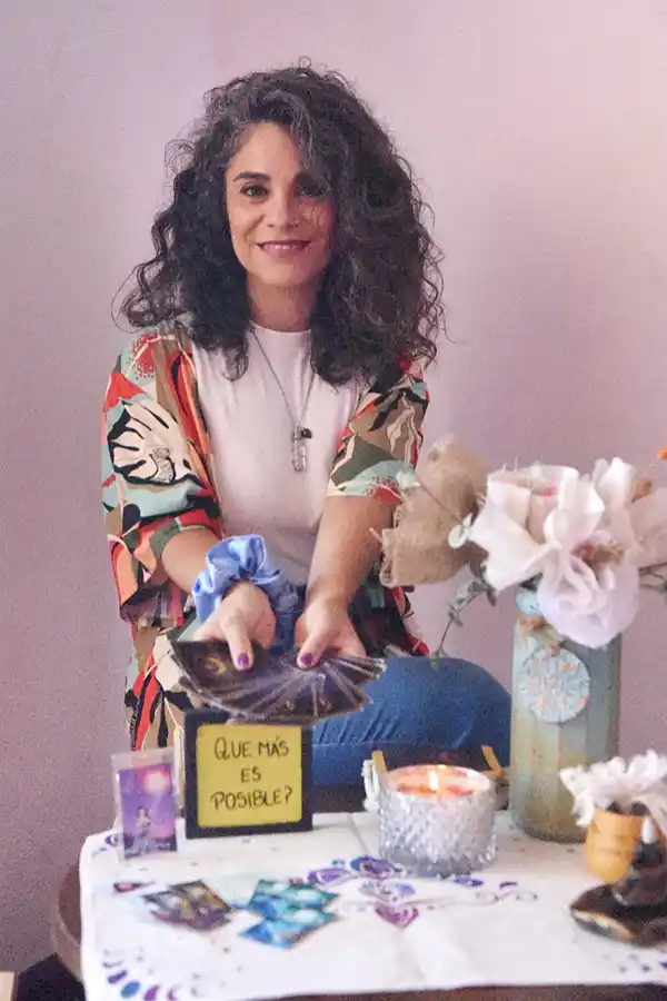 TARDE TAROT. Sol Guardiana cree en la conexión entre la espirtualidad y el emprendedurismo. / LA GACETA, ANALÍA JARAMILLO