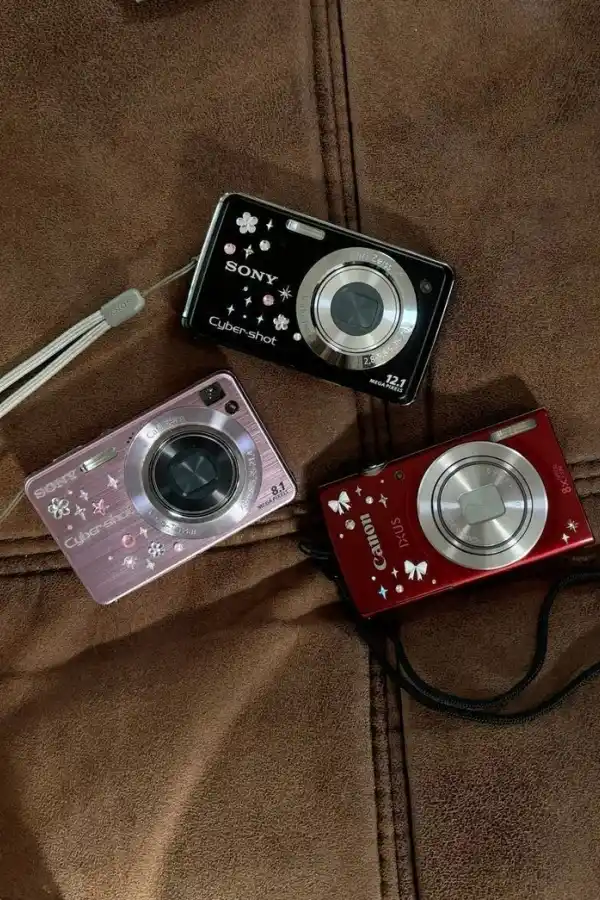 La tecnología desacelera: de las cámaras digitales retro a los celulares rotos