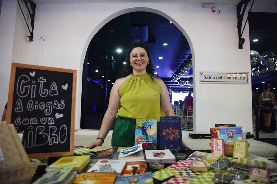 EDITORIAL TUCUMANA. Llama Blanca propuso el juego ''Cita a ciegas'' con un libro. / LA GACETA, ANALÍA JARAMILLO