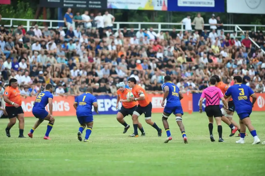 MUCHO APOYO. Tarucas venció a Cobras de Brasil en un estadio que lució colmado. El público aportó para que la fiesta fuera perfecta. LA GACETA / Diego Aráoz