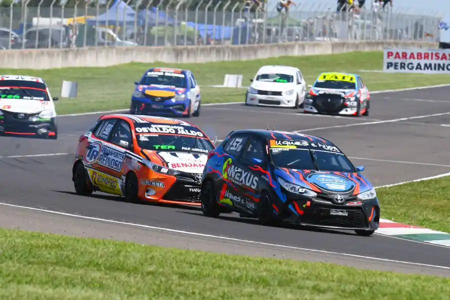 EN ACCIÓN. Reinoso va a la caza de un rival. FOTO DE APAT