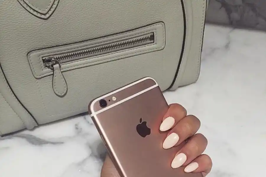 La tecnología desacelera: de las cámaras digitales retro a los celulares rotos