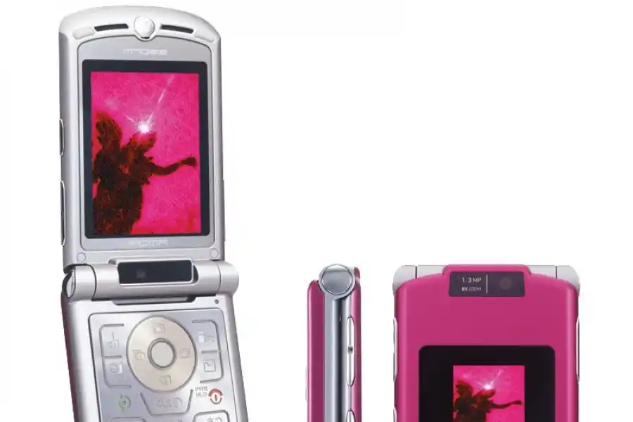 La tecnología desacelera: de las cámaras digitales retro a los celulares rotos