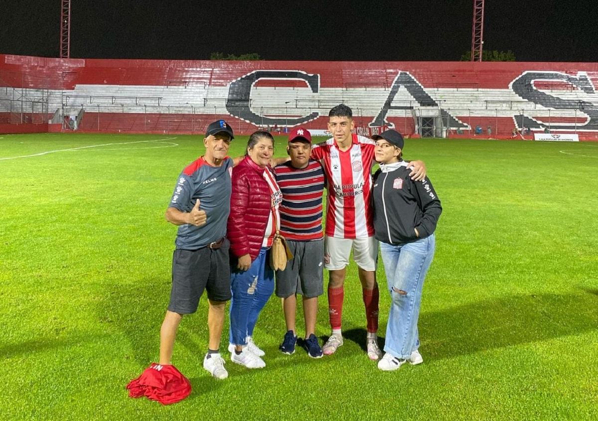 EN FAMILIA. Tras el triunfo contra Ferro, Rodríguez posa en La Ciudadela junto a su madre, sus dos hermanos y su tío.