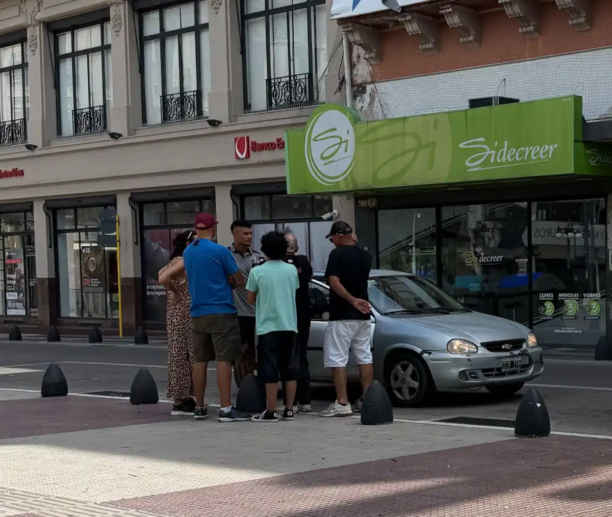 ACOMPAÑADO. Alan Bonansea, jugador de Patronato, recibe a su familia.