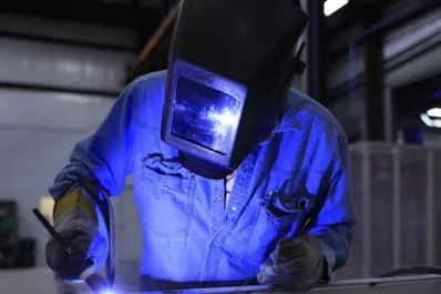 La industria PyME creció 12,2% anual, pero no logró recuperarse del derrumbe de enero de 2024